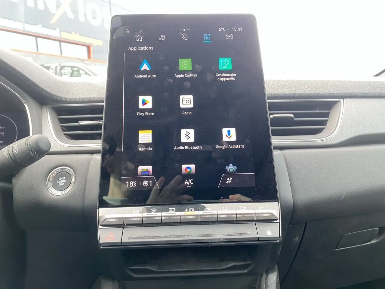 Vue intérieure centrée sur l'écran tactile vertical du tableau de bord du Renault Captur 2025, finition TECHNO.