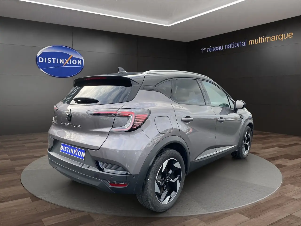 Vue 3/4 arrière droite du Renault Captur gris Cassiopée avec toit noir et jantes alu 18 pouces distinctives.