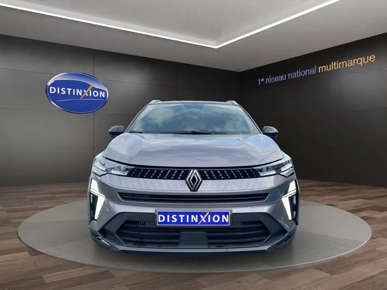 Vue frontale du Renault Captur gris Cassiopée avec toit noir, barres de toit et éclairage LED distinctif.