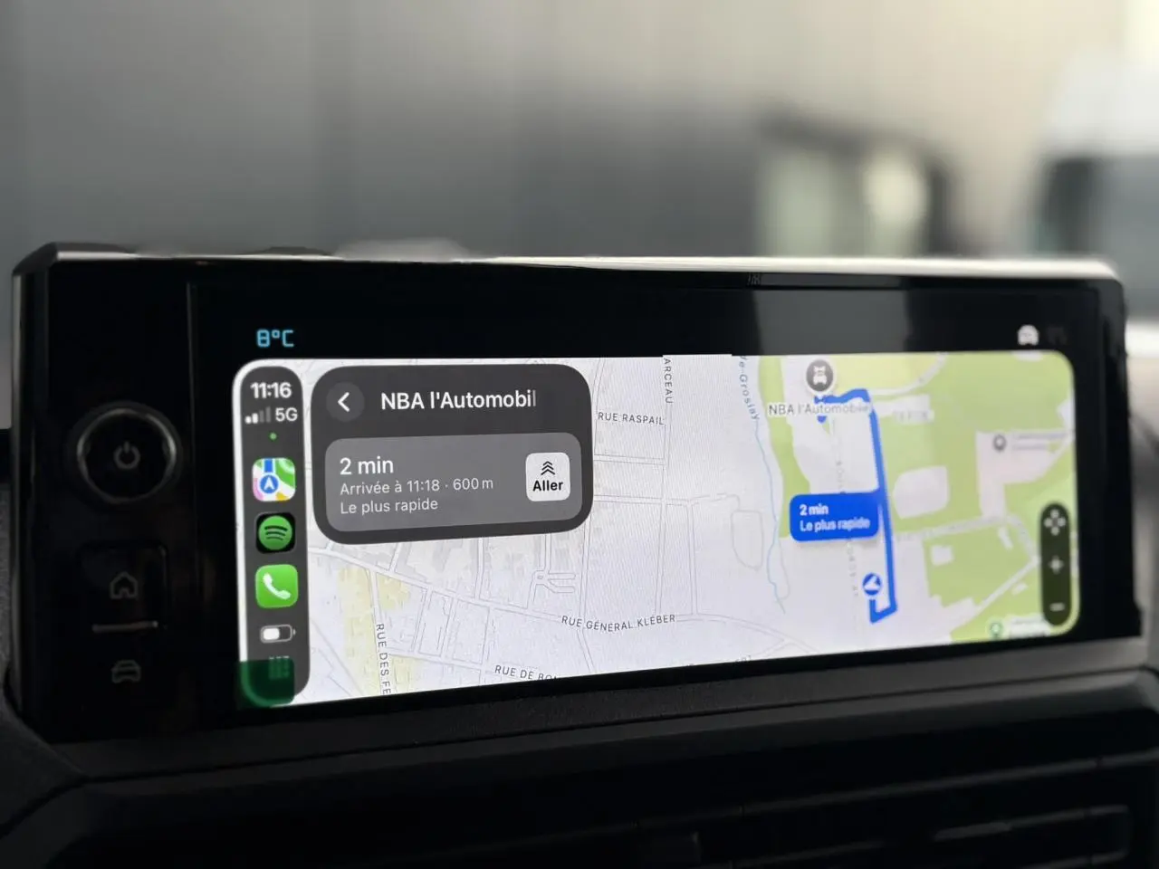 Écran tactile 10 pouces du Citroën Jumpy XL gris Titane affichant la navigation GPS en intérieur.