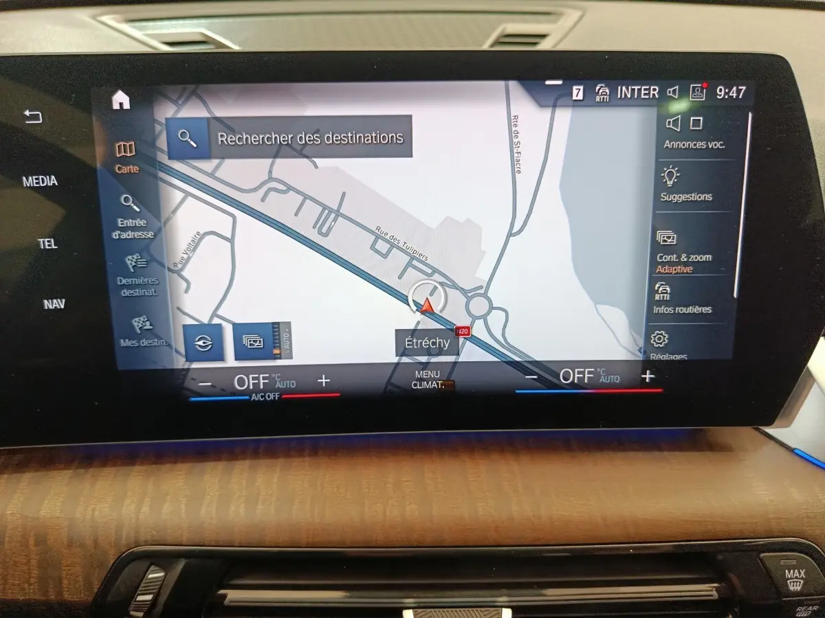 Écran tactile central de navigation 3D dans BMW X1 sDrive18i Business Design noir, vue intérieure rapprochée.
