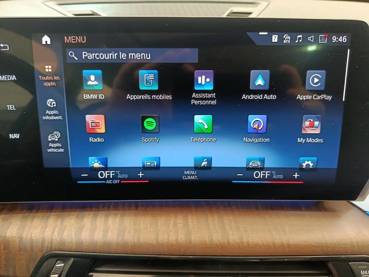 Écran tactile central du tableau de bord du BMW X1 2023 affichant le menu principal multimédia et navigation.