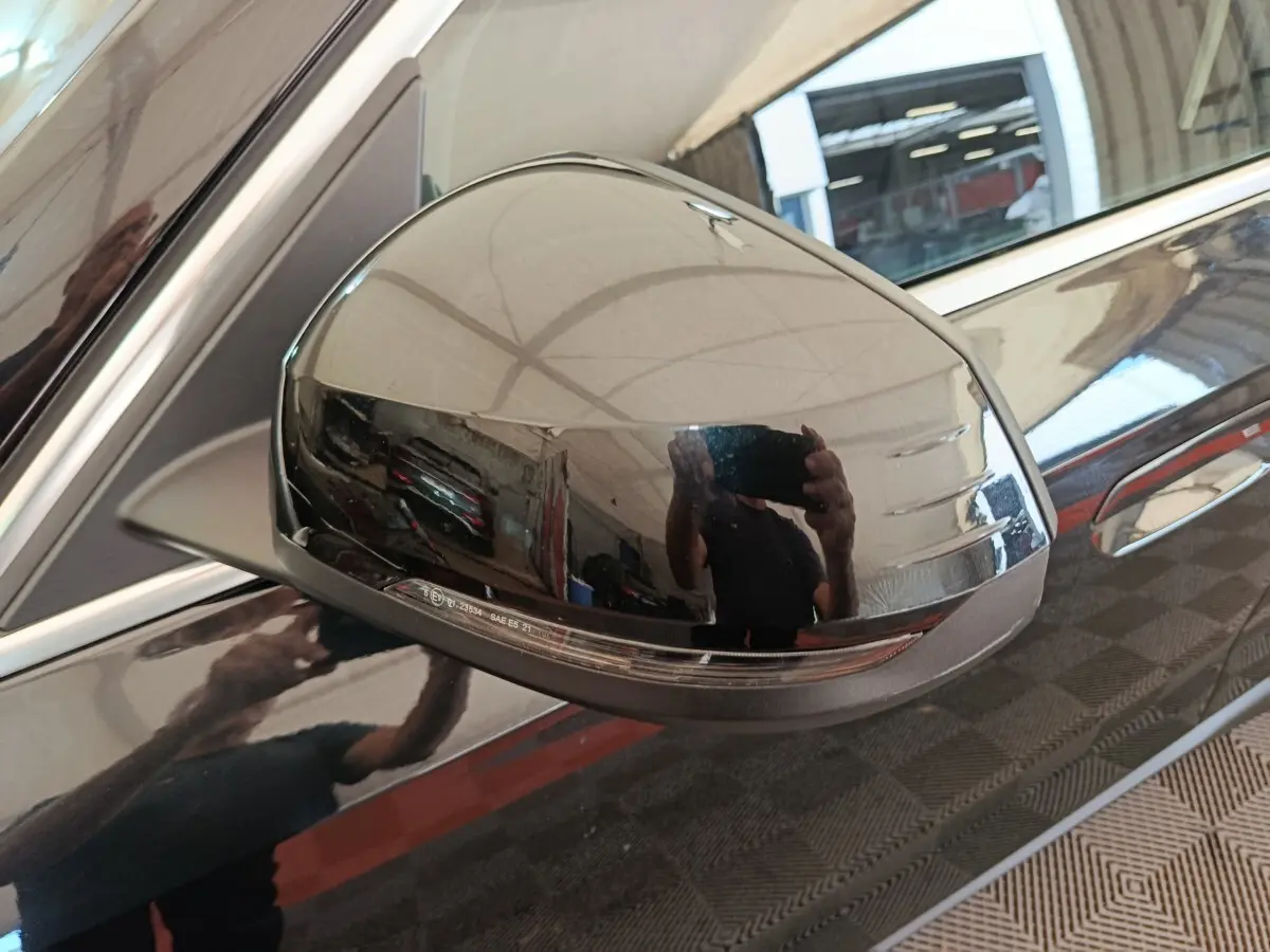 Rétroviseur droit noir brillant de BMW X1 2023 sDrive18i Business Design, avec clignotant intégré.