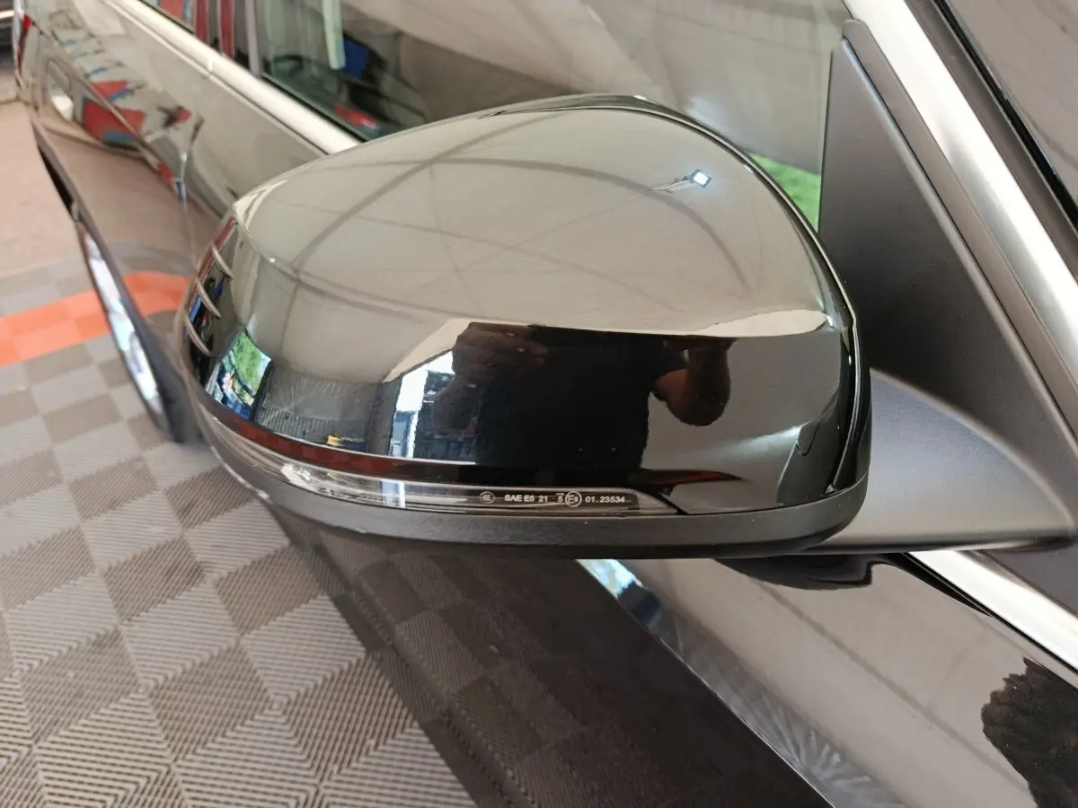 Rétroviseur droit noir brillant de BMW X1 2023 sDrive18i Business Design avec clignotant intégré.