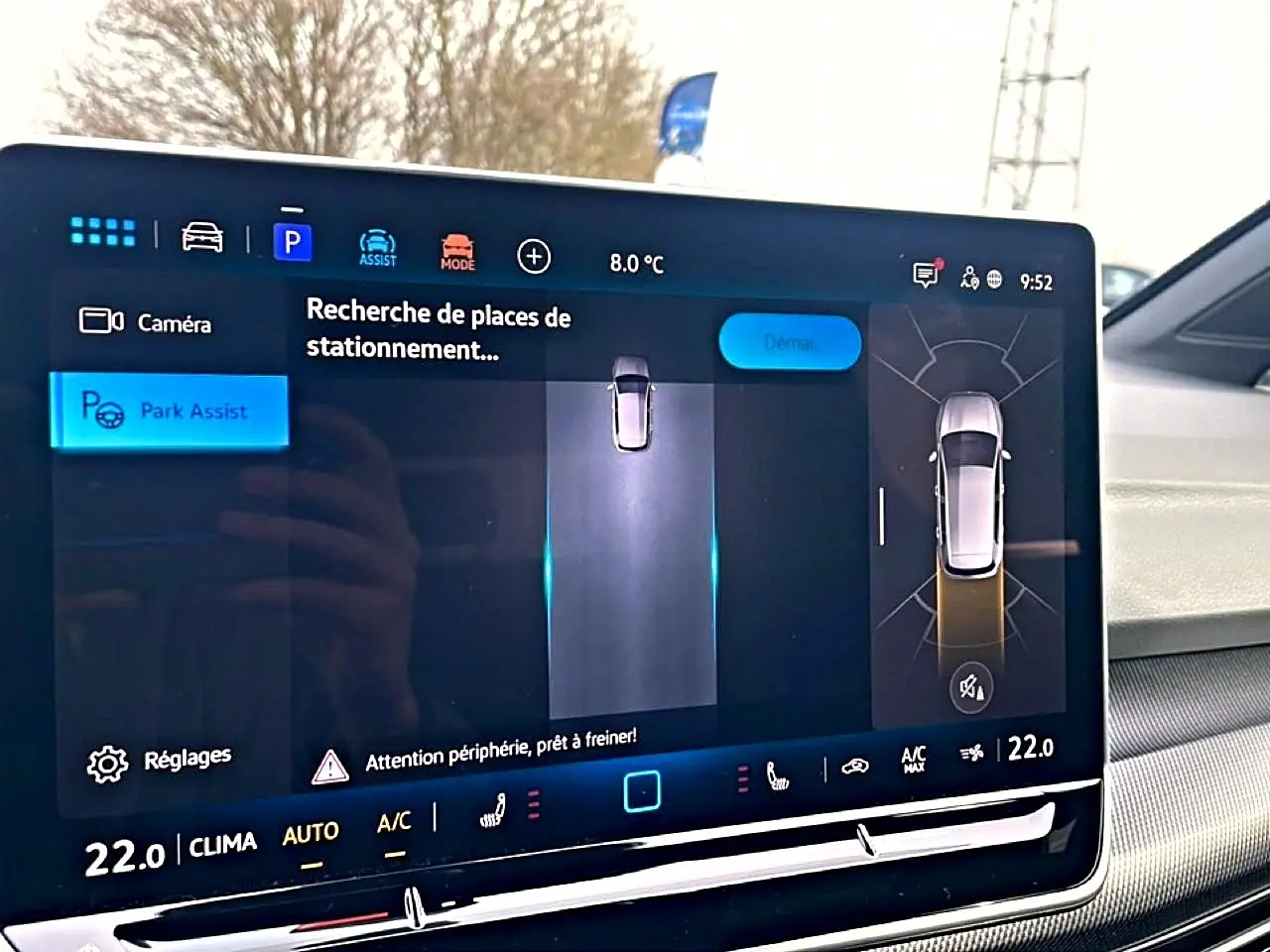 Écran tactile intérieur de la Volkswagen Golf 2026 montrant l'assistance au stationnement et la climatisation à 22°C.