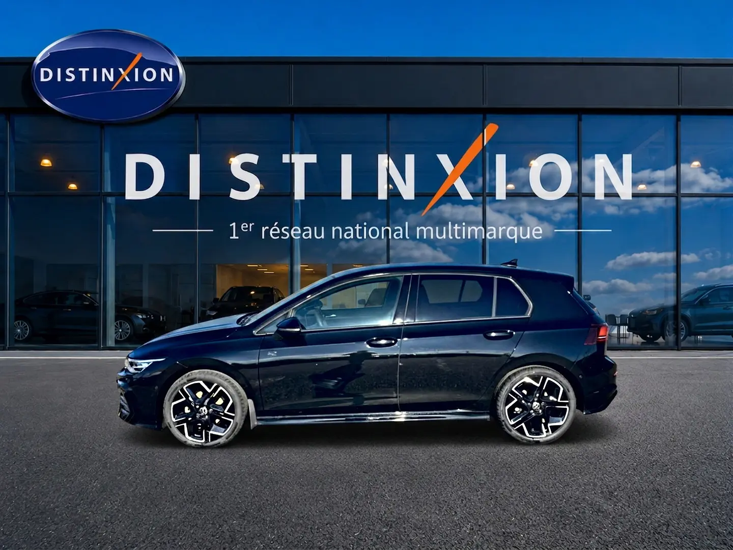 Volkswagen Golf 1.5 etsi evo2 150 R-Line noire vue de profil côté gauche devant vitrine Distinxion.