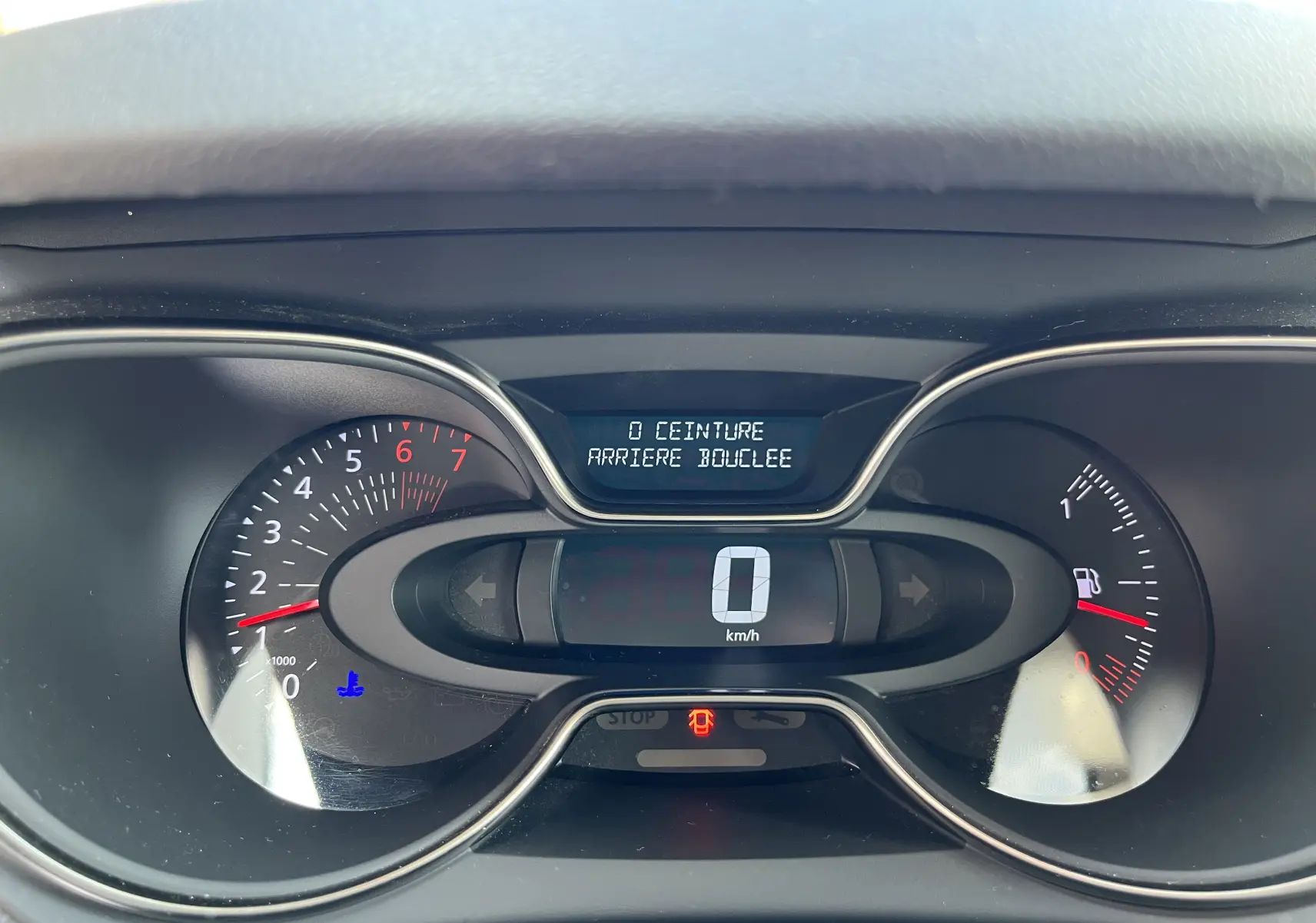 Tableau de bord du Renault Captur gris 2019 montrant le compteur digital à 0 km/h et l'alerte ceinture arrière bouclée.