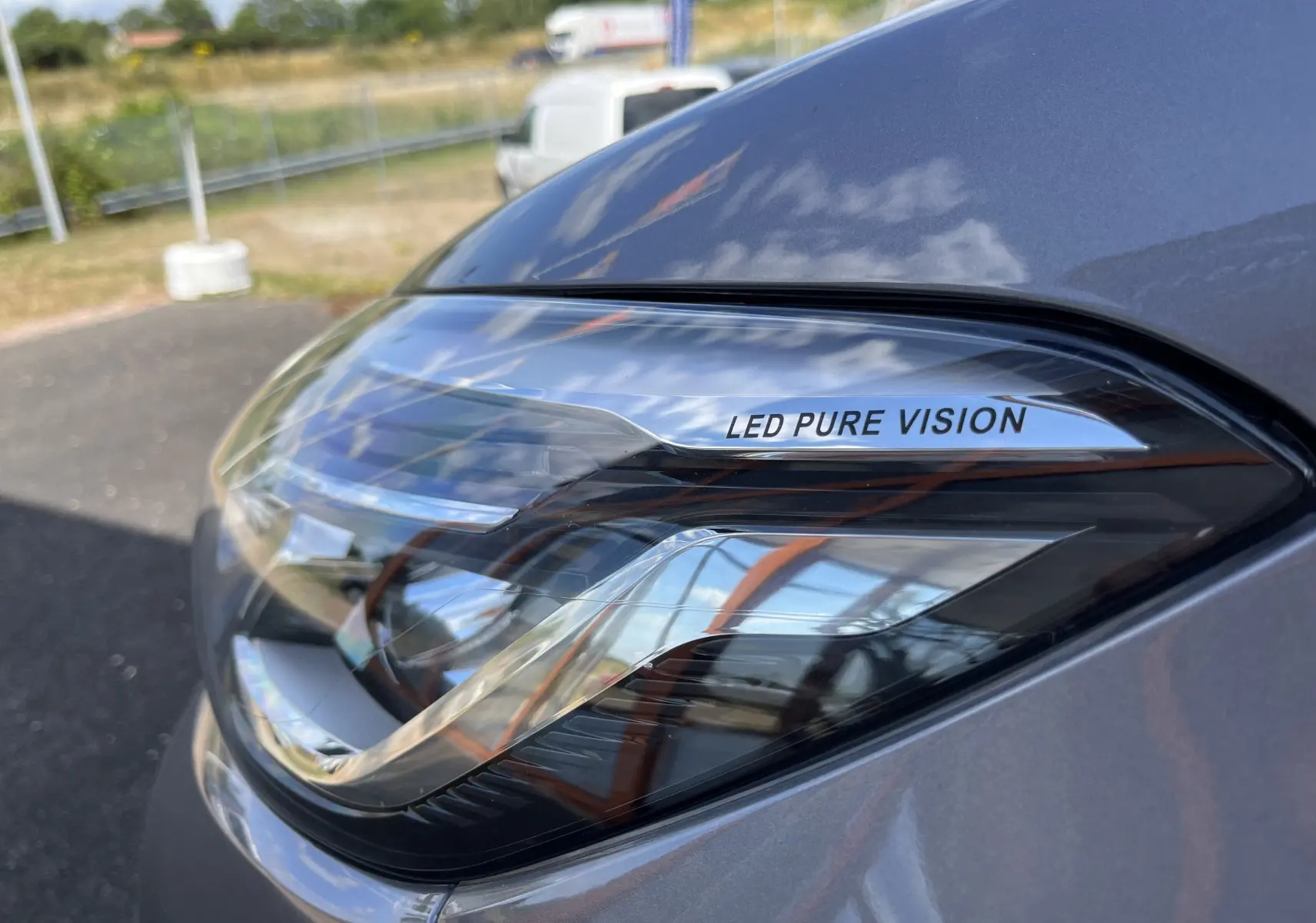 Gros plan sur le phare avant droit gris du Renault Captur 2019 avec inscription LED Pure Vision visible.
