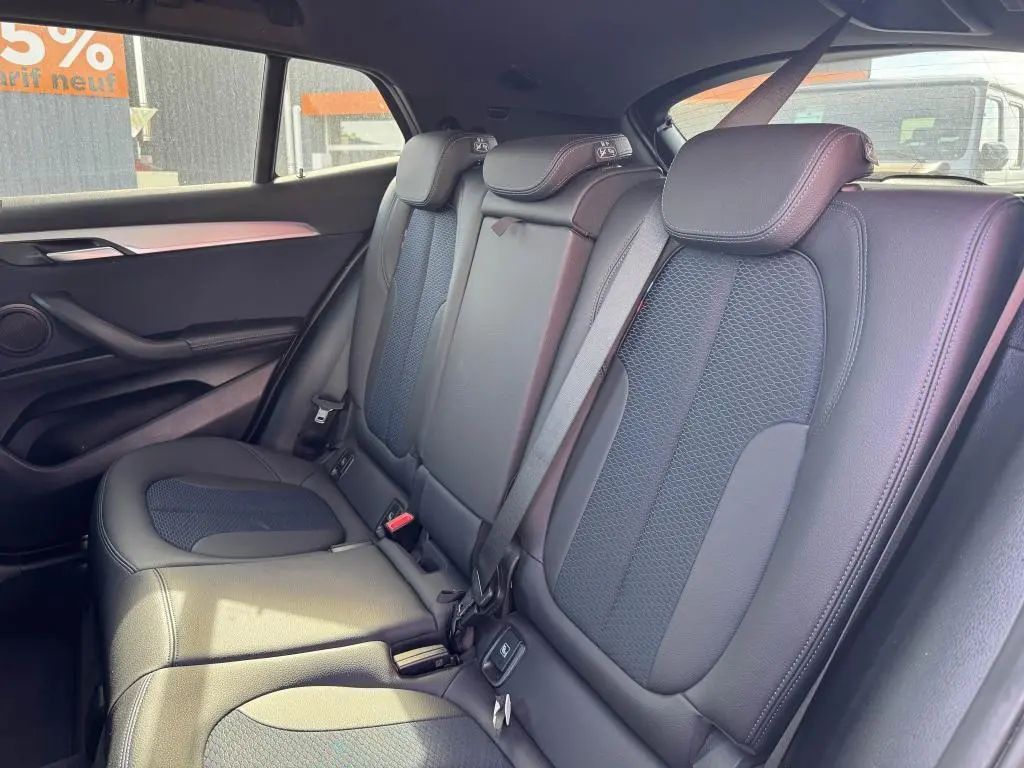 Vue latérale droite des sièges arrière en tissu et similicuir noir du BMW X2 sDrive 18d M Sport 2021, intérieur spacieux et moderne.