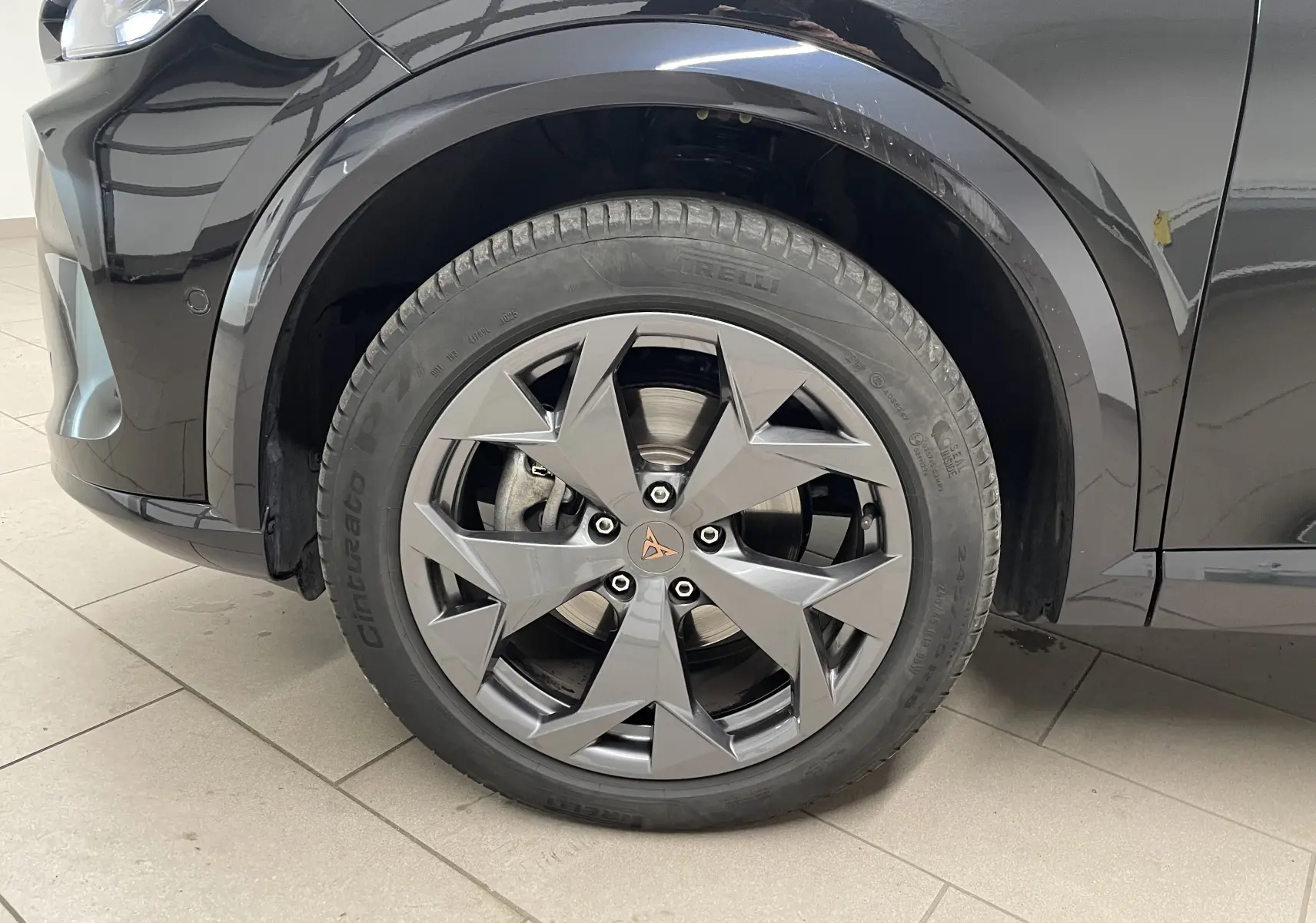 Gros plan sur la roue avant gauche du CUPRA Formentor noir minuit avec jante en alliage au design anguleux.