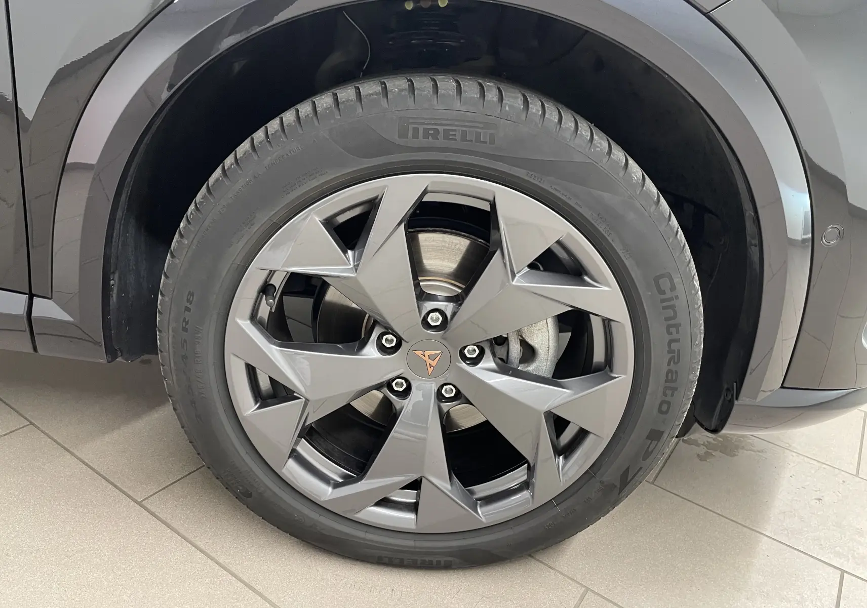 Gros plan sur la roue avant gauche du CUPRA Formentor Noir Minuit avec jante en alliage au design géométrique.