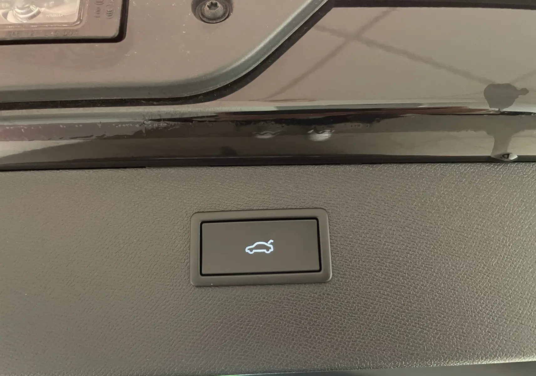 Bouton d'ouverture électrique du coffre sur la porte arrière du CUPRA Formentor Noir Minuit 2025.