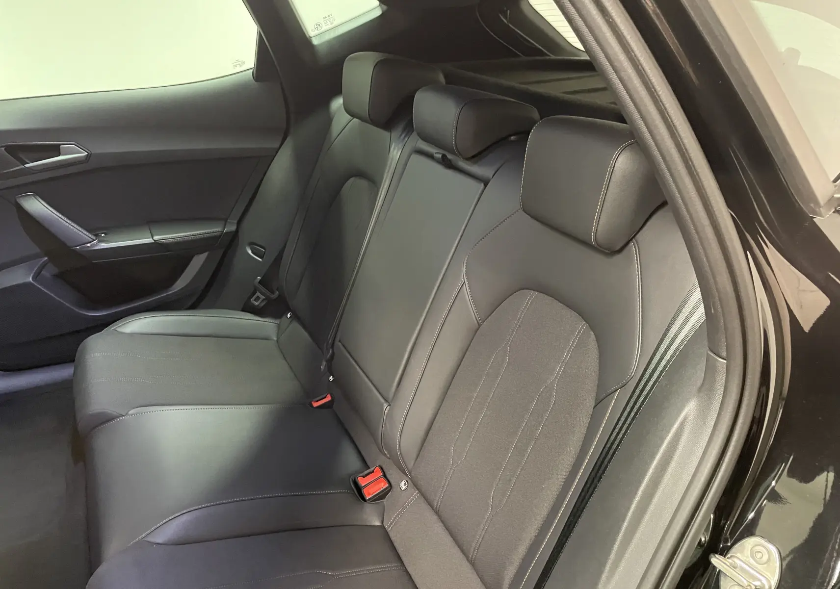 Vue intérieure côté droit des sièges arrière en cuir noir du CUPRA Formentor 2025 avec détails de couture contrastante.