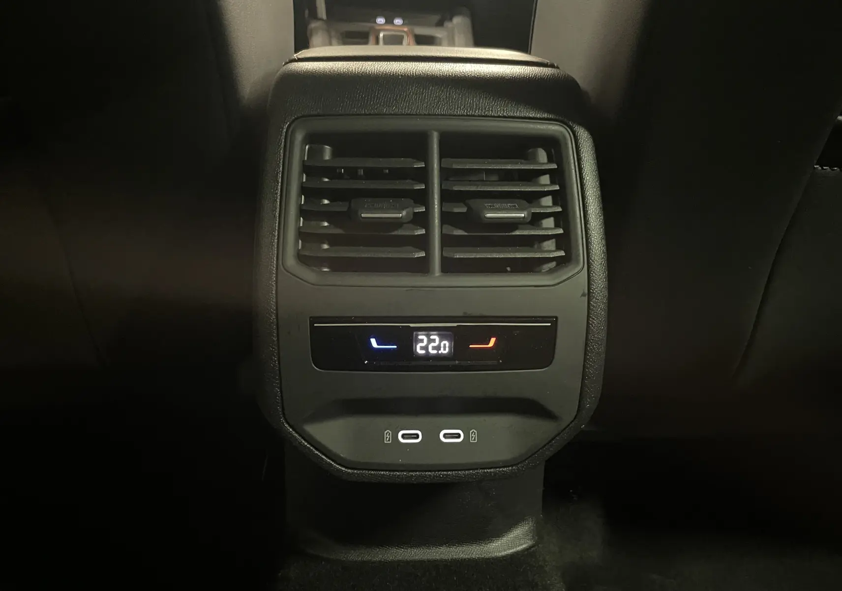 Détail de la console arrière du CUPRA Formentor 2025 avec commandes de climatisation et ports USB-C visibles.