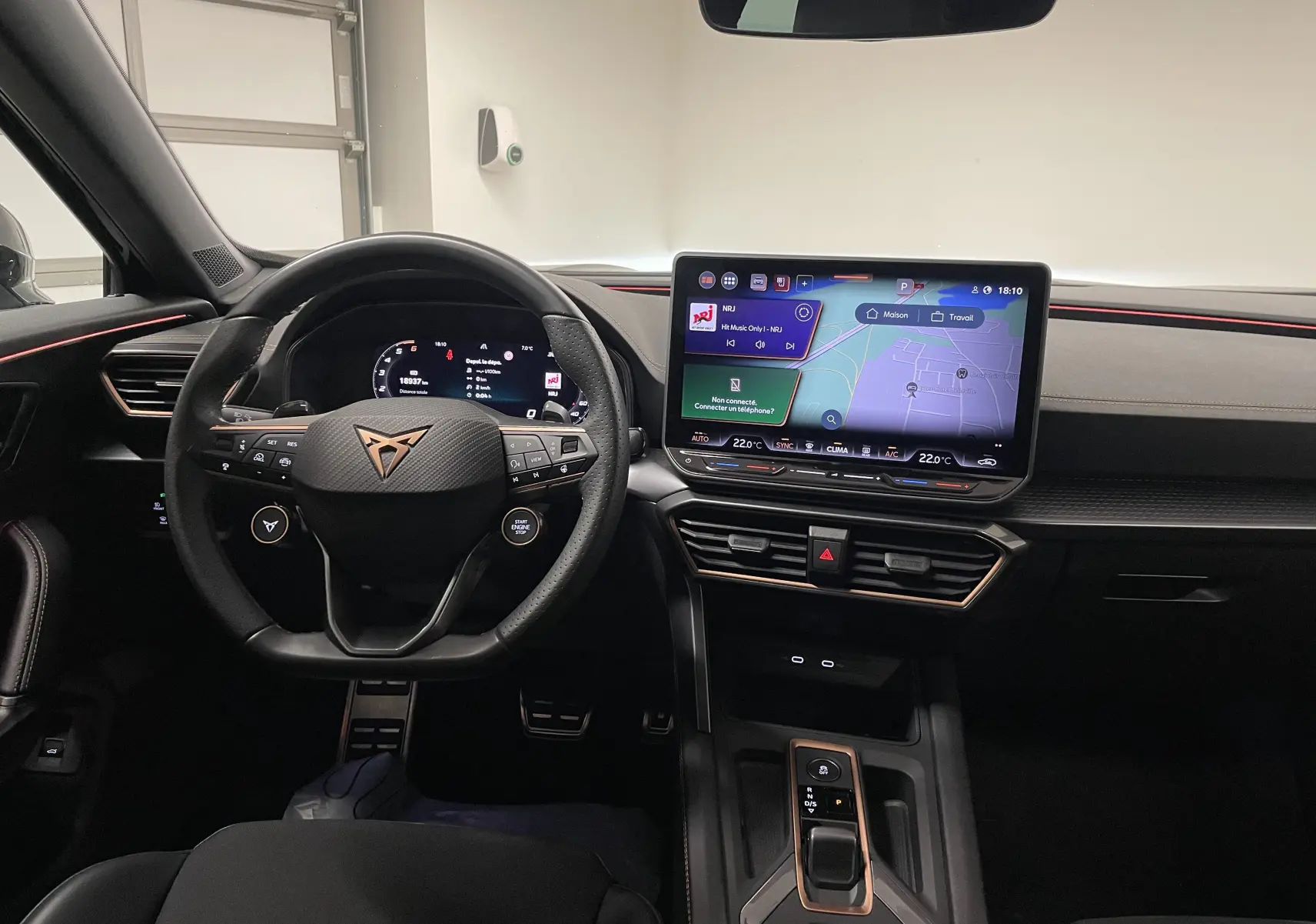 Vue intérieure du tableau de bord du CUPRA Formentor 2025, avec volant multifonction et écran tactile de navigation.