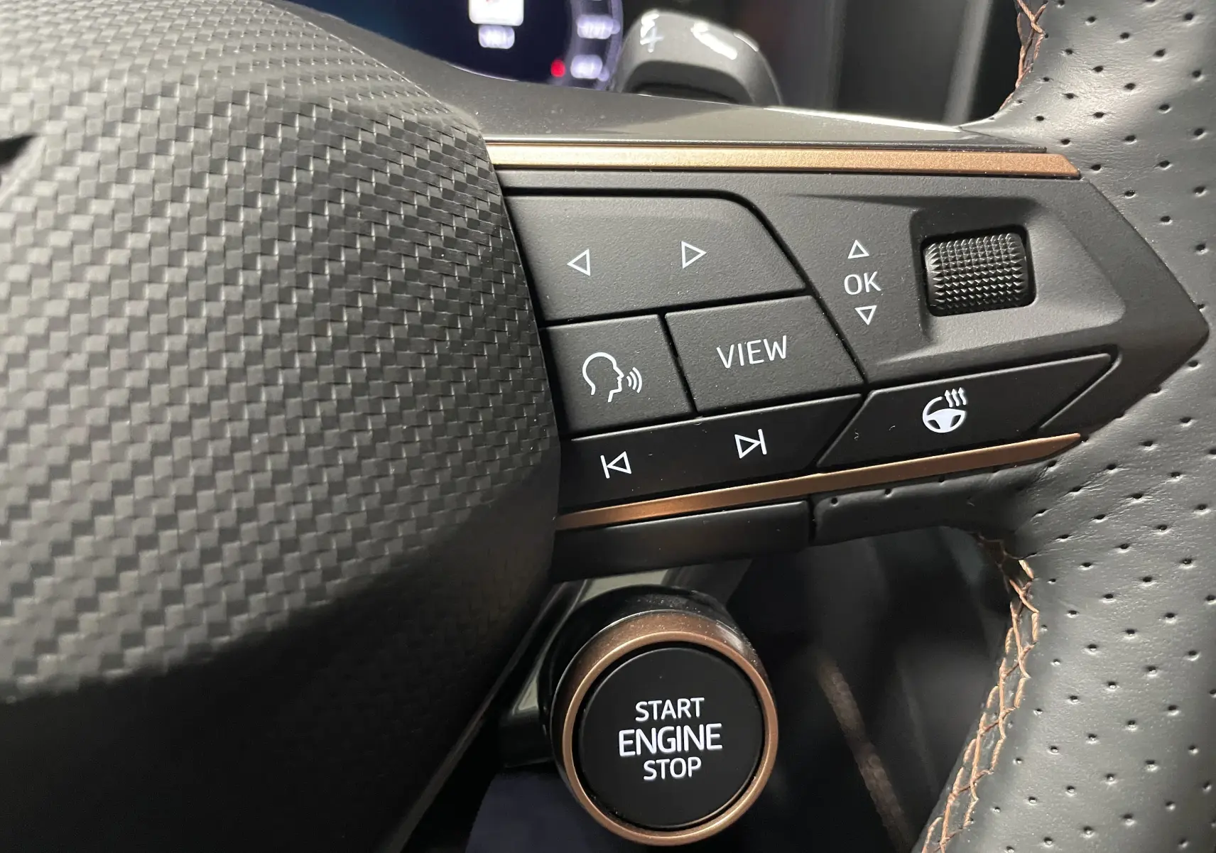 Gros plan sur les commandes à droite du volant perforé et bouton Start Engine Stop du CUPRA Formentor Noir Minuit 2025.