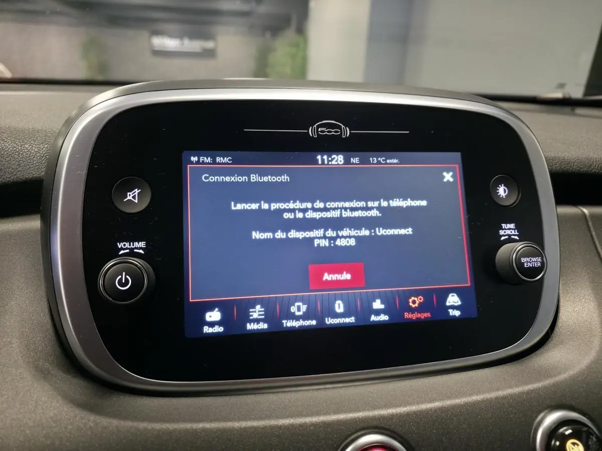 Écran tactile central de la Fiat 500X 2024 affichant la connexion Bluetooth sur tableau de bord gris titane.