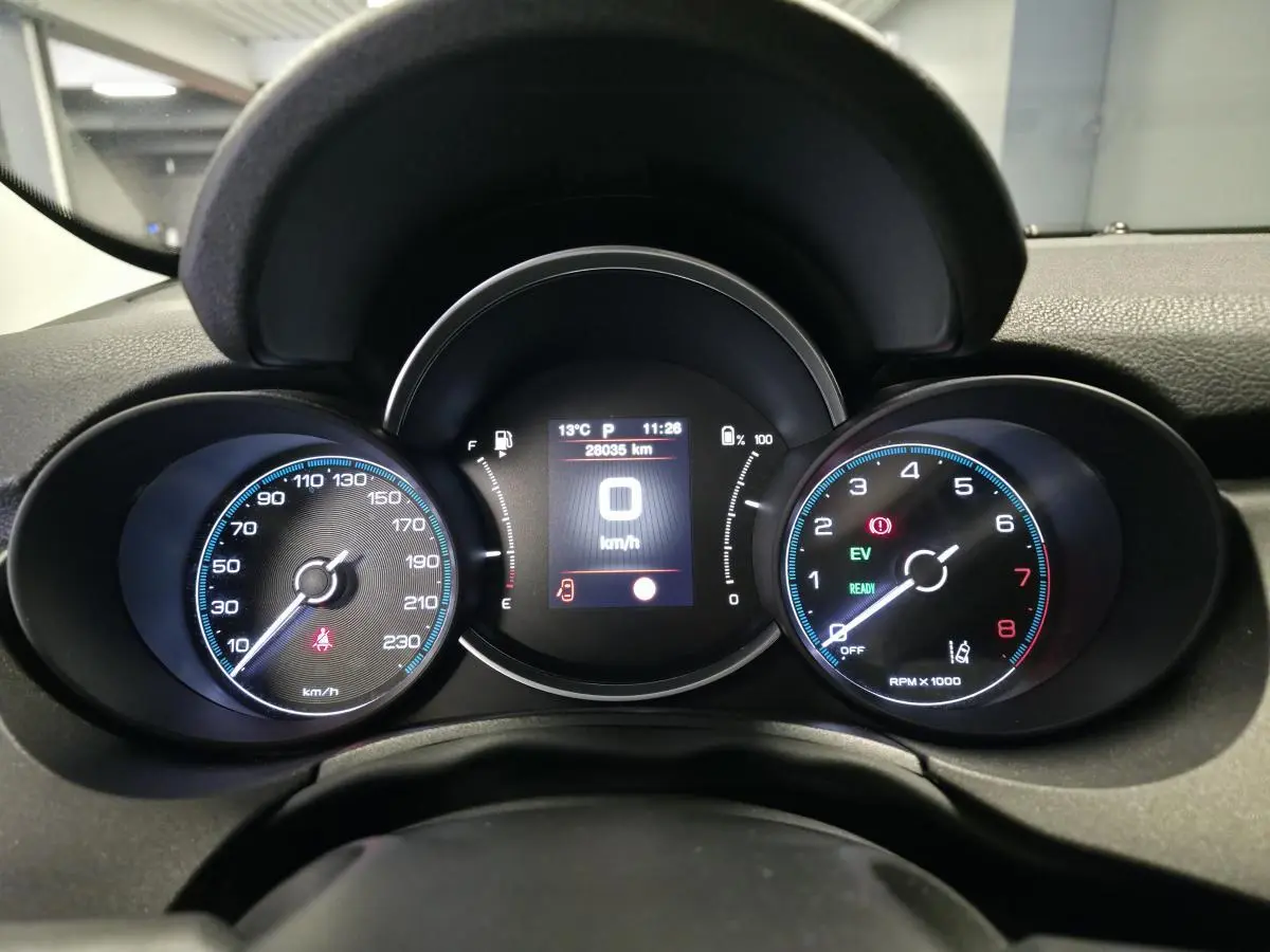 Vue rapprochée du tableau de bord numérique du Fiat 500X 2024, affichant vitesse et compte-tours éclairés.