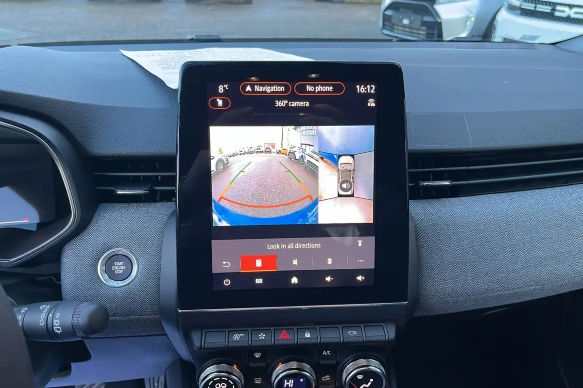 Écran tactile central affichant la caméra 360° sur le tableau de bord d'une Renault Clio Bleu Iron 2025.