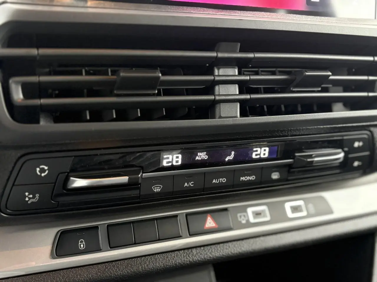 Détail de la console centrale du Citroën Jumpy XL 2025 noir Perla, affichage climatisation bi-zone à 28°C.
