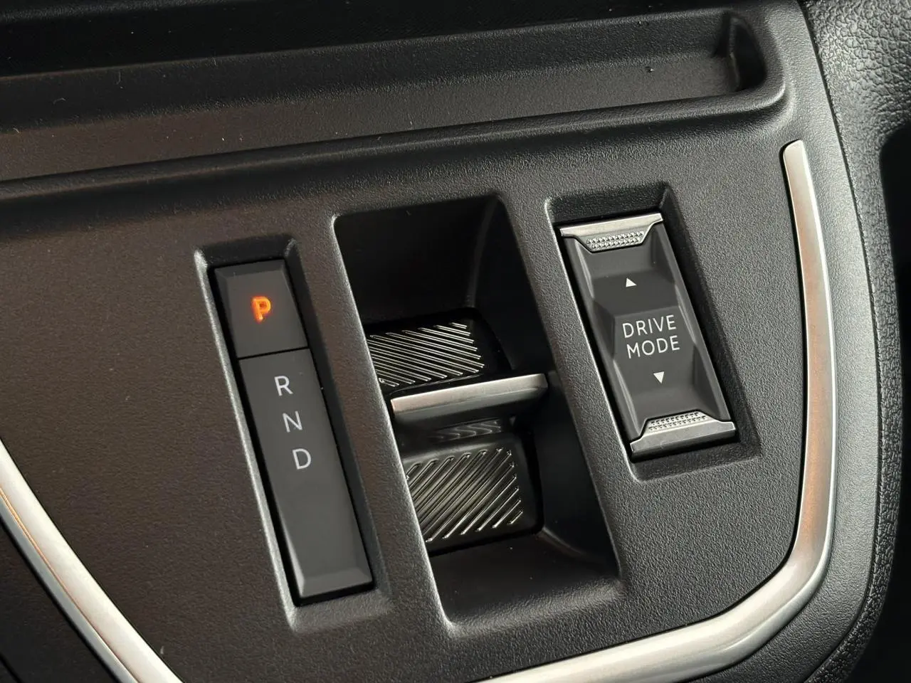 Gros plan sur la console centrale noire du Citroën Jumpy 2025 avec sélecteur de boîte auto et bouton Drive Mode.