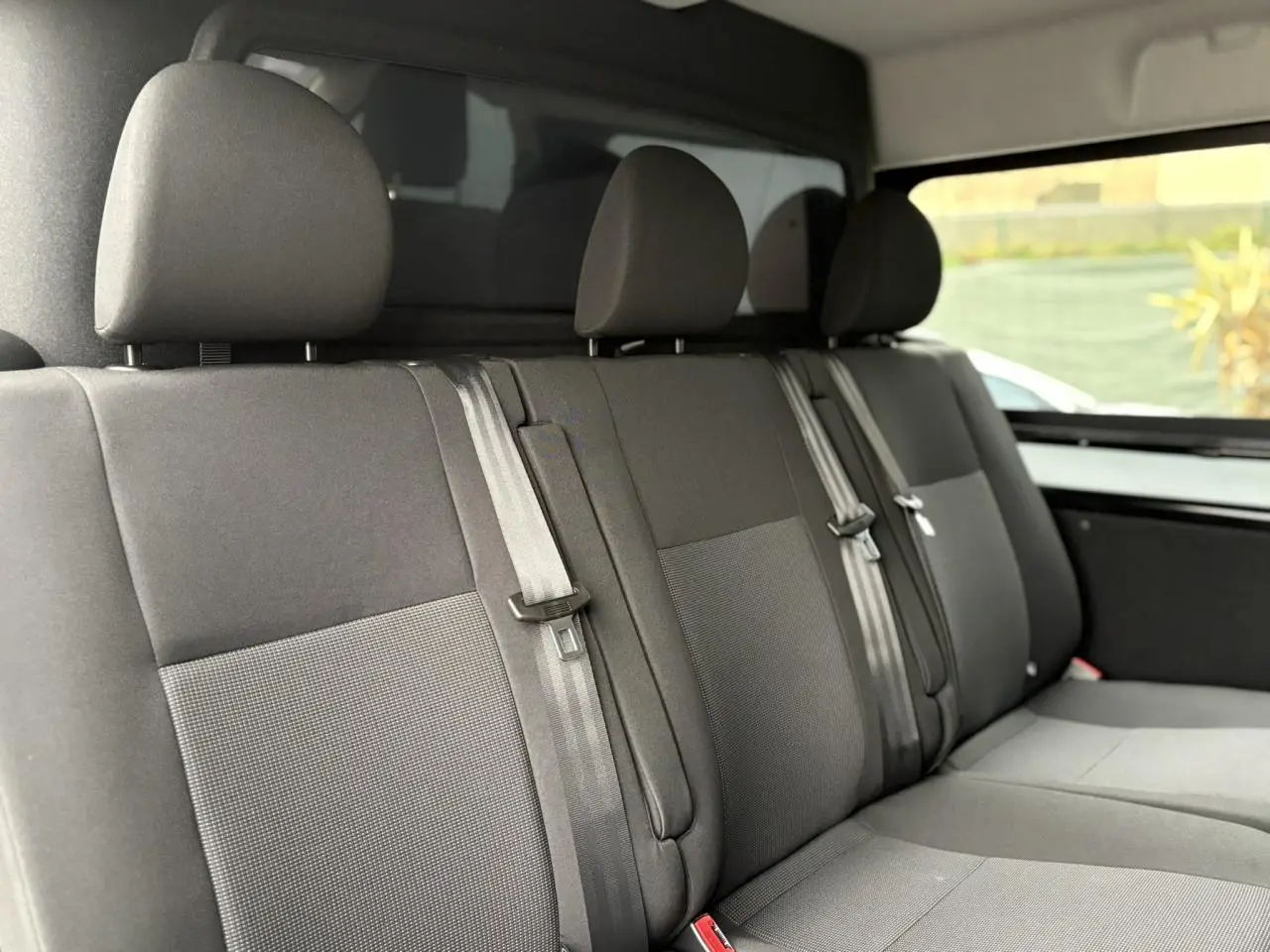 Vue intérieure latérale droite de la banquette arrière tissu bi-ton noir et gris du Citroën Jumpy XL 2025.