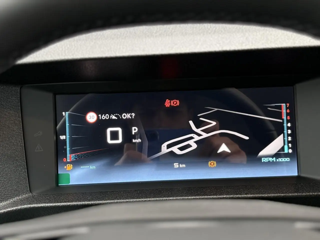 Affichage numérique 10 pouces du tableau de bord du Citroën Jumpy XL noir, montrant la navigation et les indicateurs de vitesse.