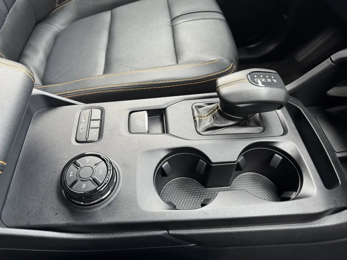 Vue rapprochée de la console centrale noire du Ford Ranger 2025 avec levier de vitesse automatique et molette de modes de conduite.