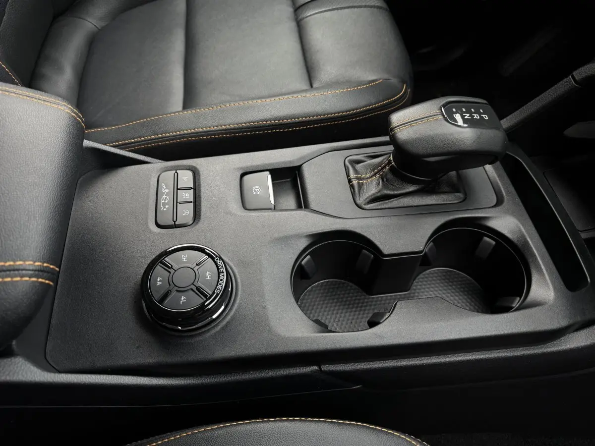 Gros plan sur la console centrale noire du Ford Ranger 2025 avec levier de vitesse automatique et molette de modes de conduite.