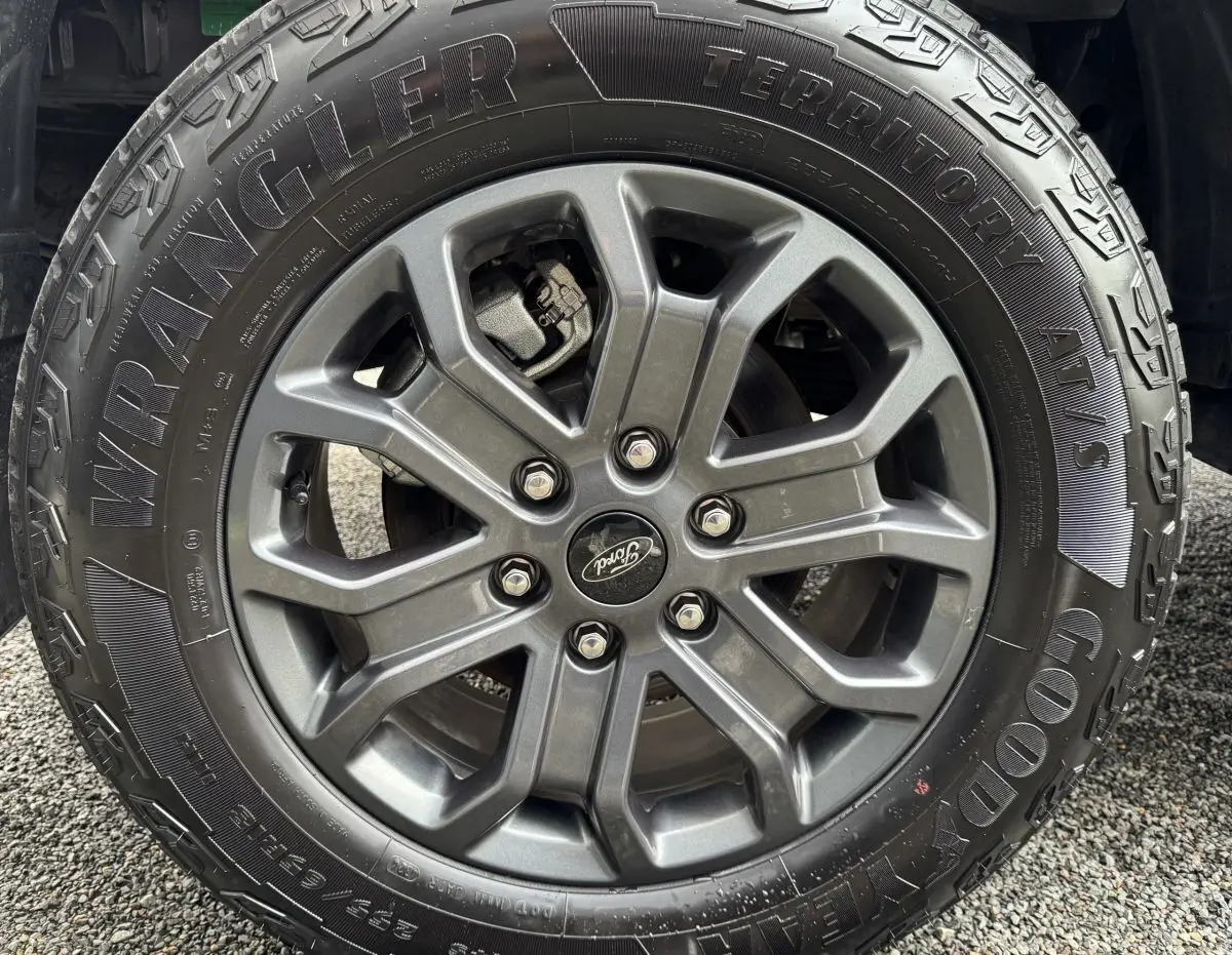 Gros plan sur la roue avant droite du Ford Ranger 2025 avec jante gris foncé et pneu Goodyear Wrangler.