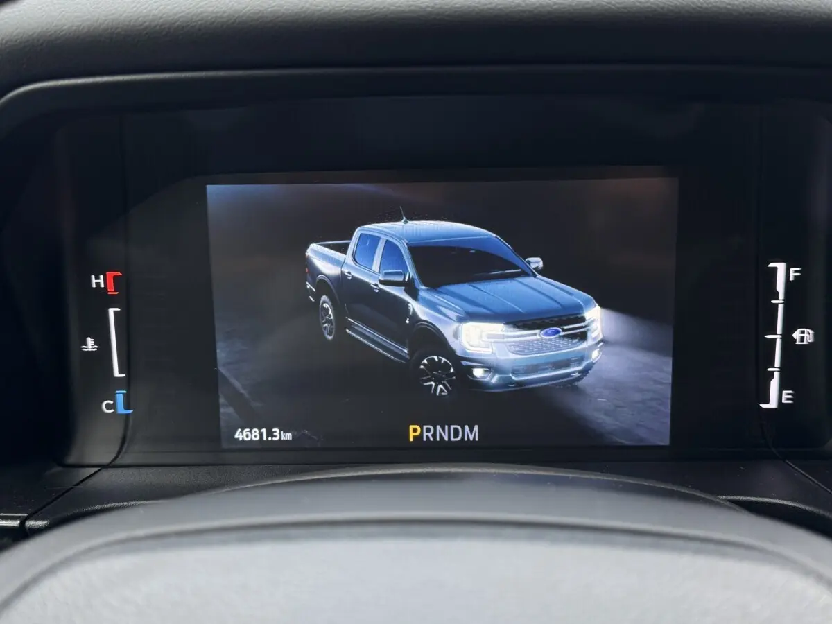 Affichage numérique montrant un Ford Ranger 3/4 avant droit gris sur le combiné d'instruments du tableau de bord.
