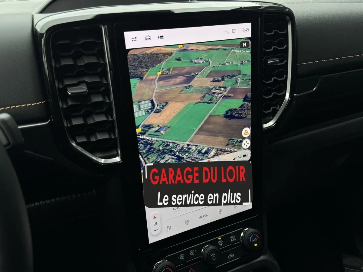 Vue rapprochée de l'écran tactile central 12 pouces du Ford Ranger 2025 avec navigation affichée et tableau de bord noir.