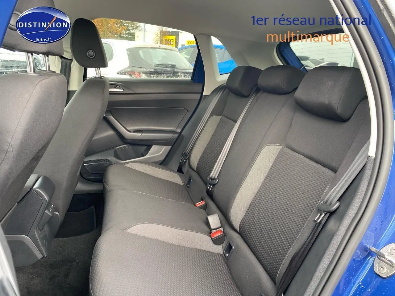 Vue côté droit sur l'intérieur arrière d'une Volkswagen Polo bleu récif avec banquette tissu noir et gris.