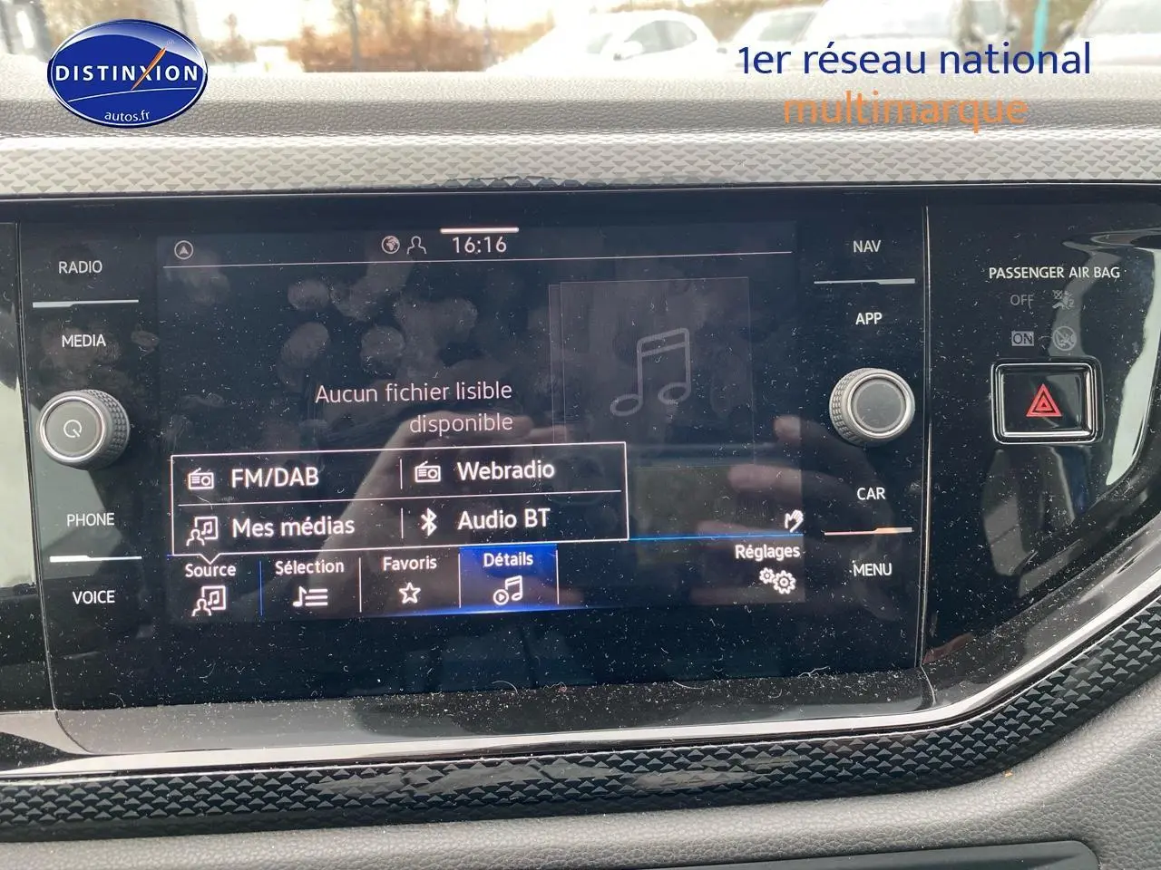 Vue rapprochée de l’écran tactile central noir de la Volkswagen Polo 2025 avec interface multimédia et commandes autour.