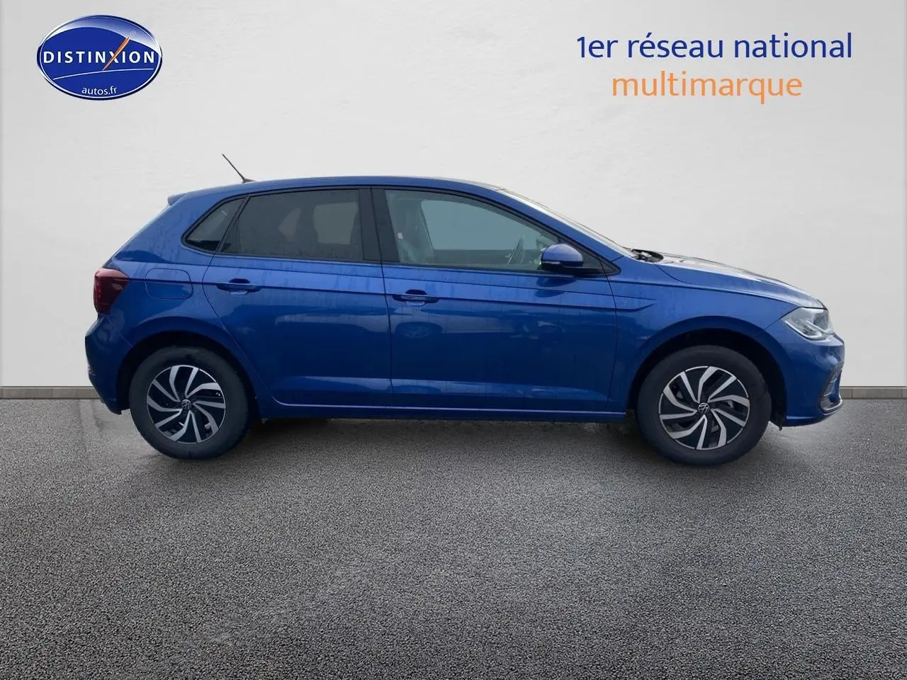 Profil droit d'une Volkswagen Polo 1.0 TSI 95 VW Edition bleu récif avec jantes alliage et vitres surteintées.