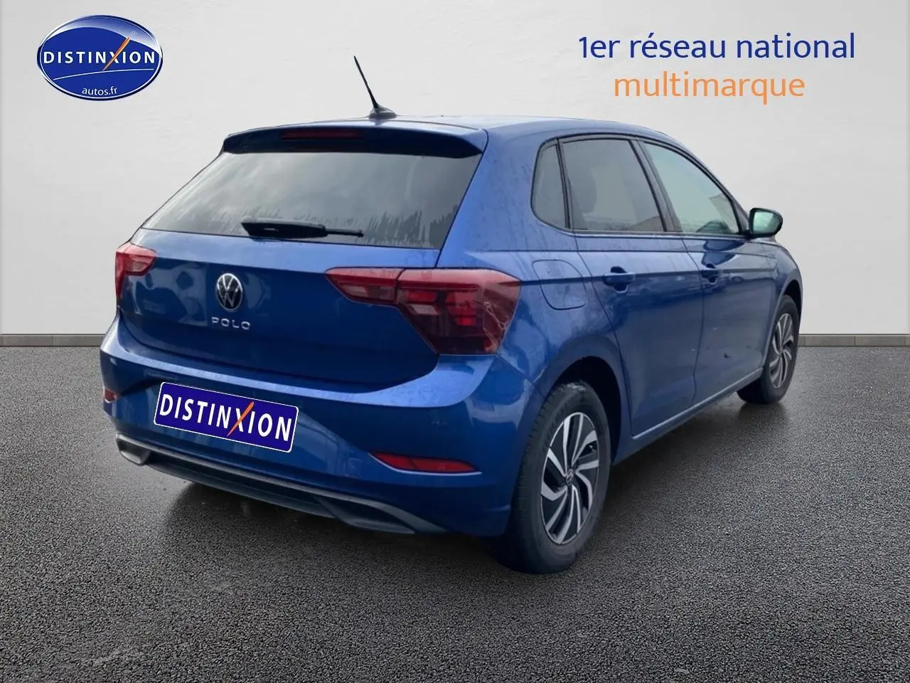Volkswagen Polo bleu récif vue 3/4 arrière droit avec jantes alliage et antenne de pavillon.