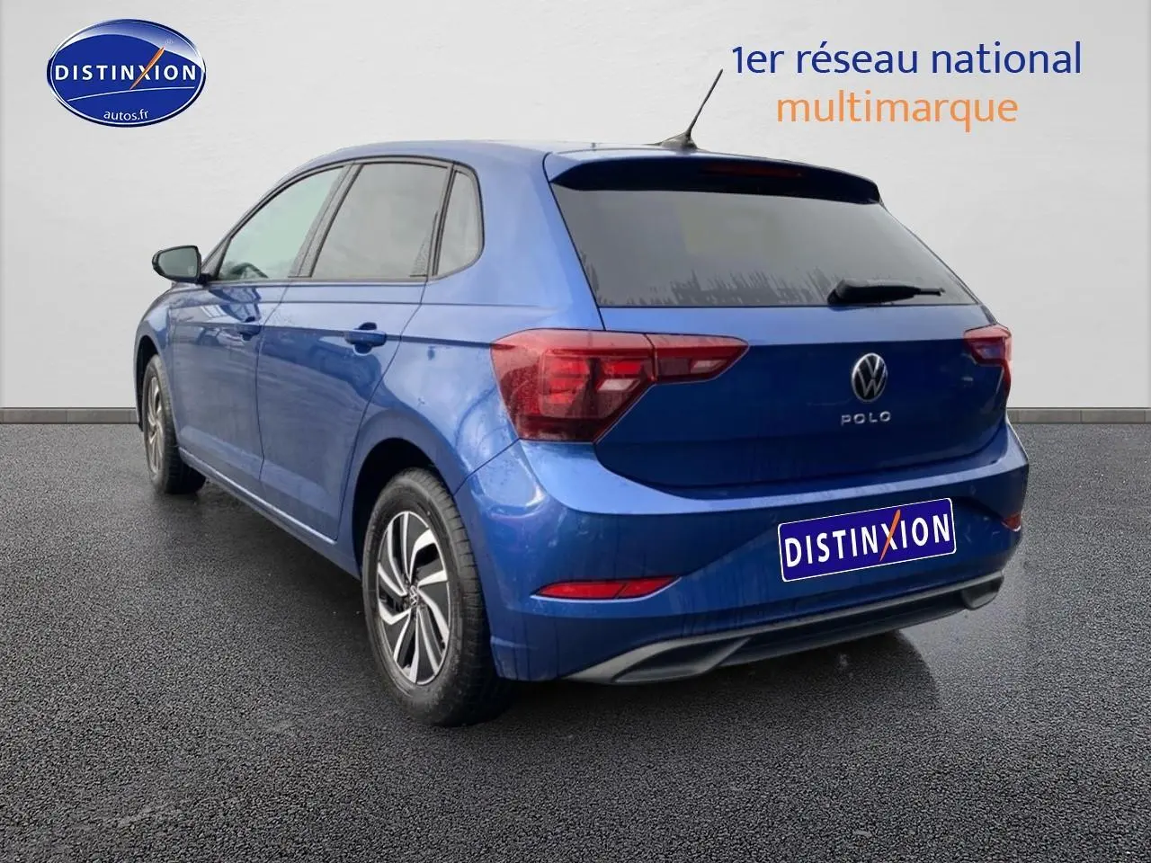 Volkswagen Polo bleu récif vue 3/4 arrière droit avec vitres surteintées et jantes alliage 15 pouces.