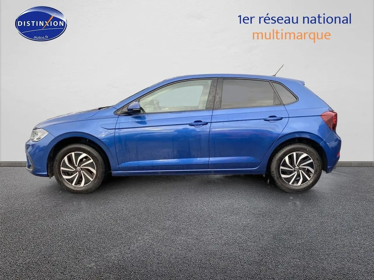 Profil droit d'une Volkswagen Polo bleu récif 2025 avec jantes alliage et rétroviseurs couleur carrosserie.