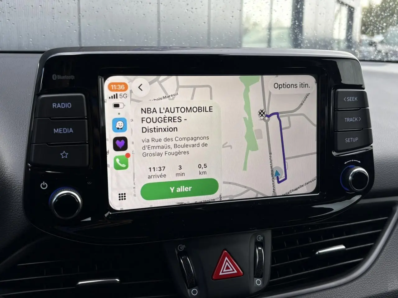 Écran tactile multimédia de la Hyundai i30 SW T-GDI 120 Modern affichant un itinéraire de navigation.