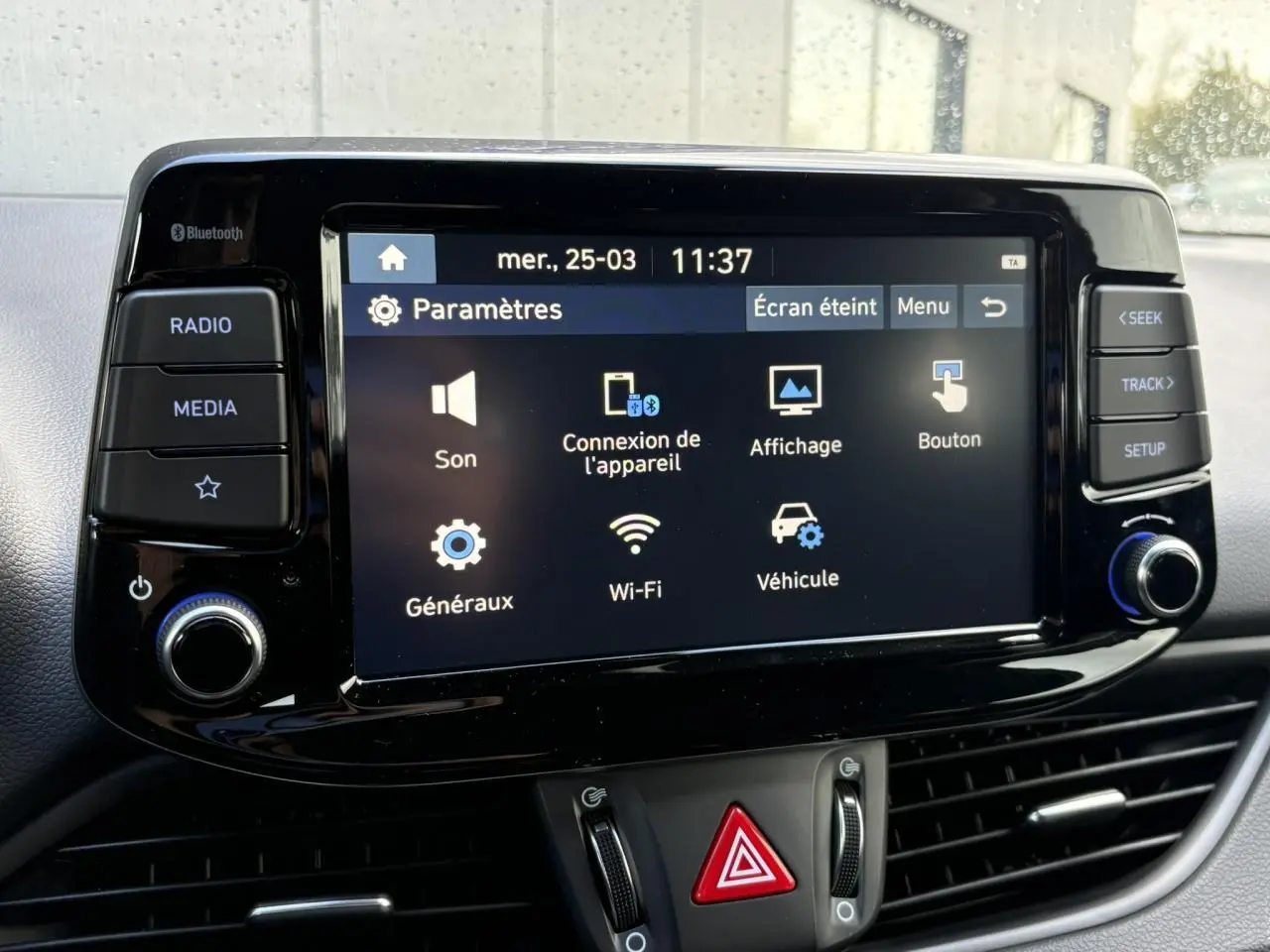 Écran tactile central du système multimédia de la Hyundai i30 SW T-GDI 120 Modern, vue de face, intérieur noir.