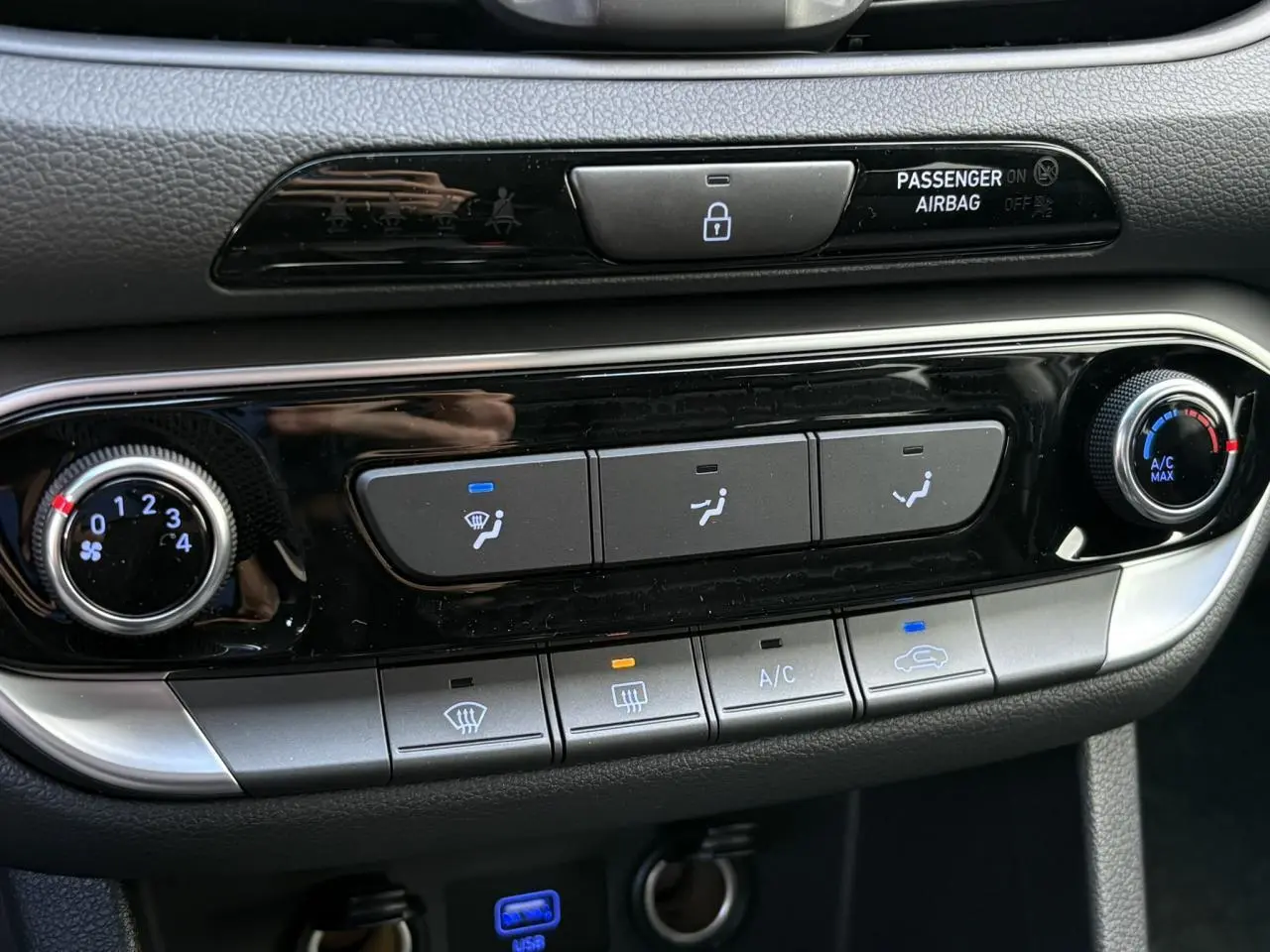 Vue rapprochée du tableau de bord de la Hyundai i30 SW T-GDI 120 Modern 2025, montrant les commandes de climatisation et ventilation.
