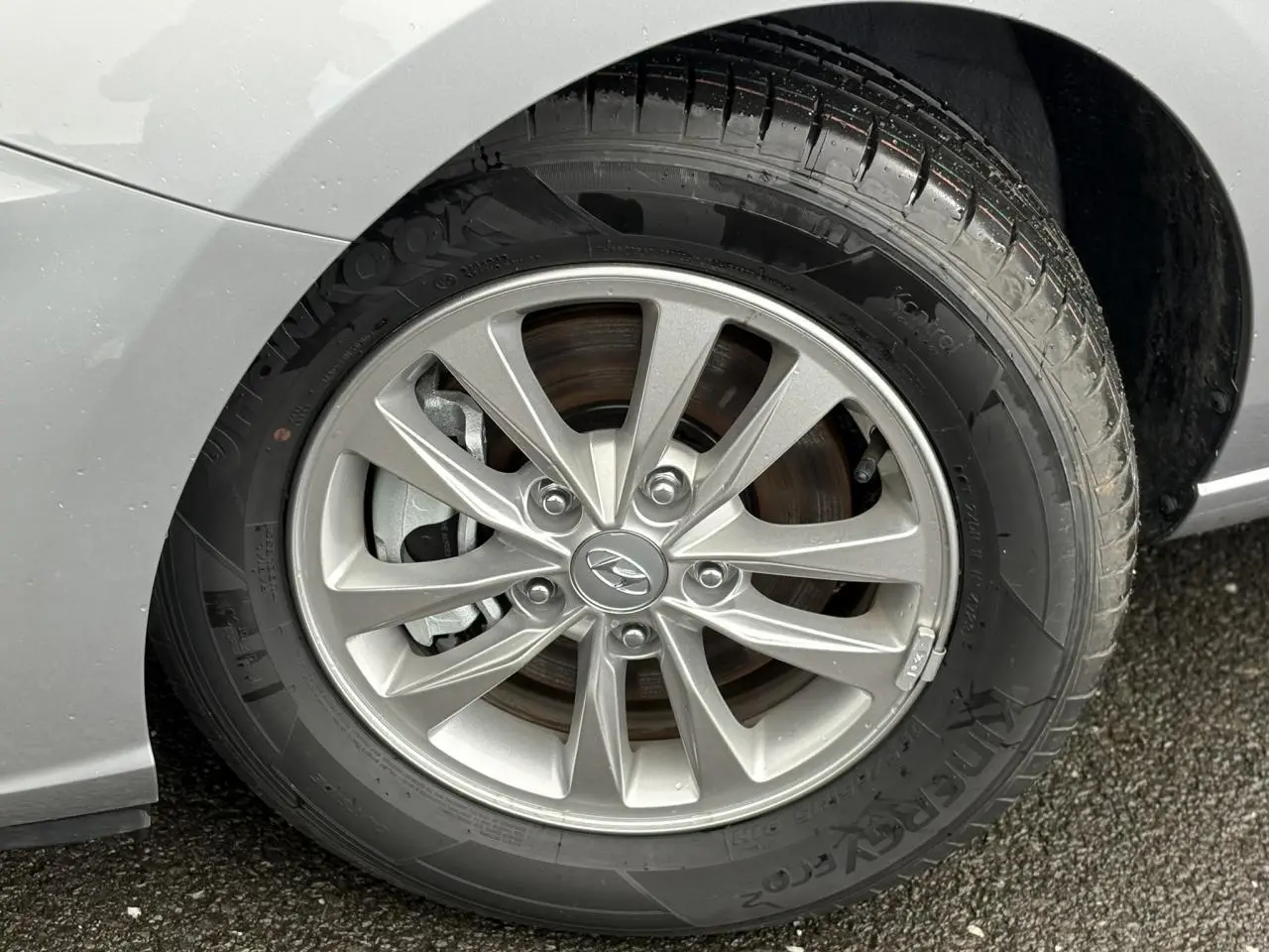 Gros plan sur la roue avant droite gris argent d'une Hyundai i30 SW T-GDI 120 Modern avec jante alliage.