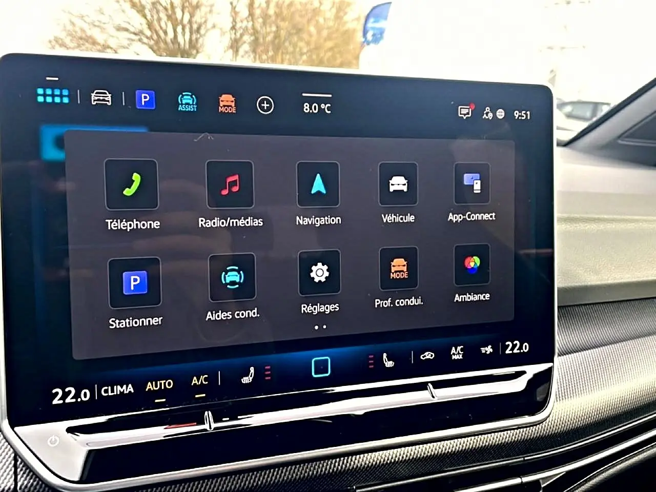 Écran tactile central de la Volkswagen Golf 2026 affichant les options de navigation et de réglages, intérieur gris.
