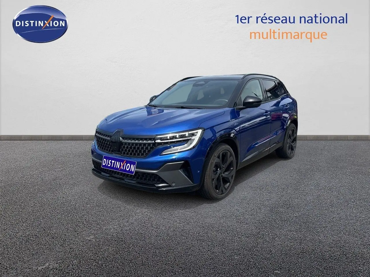 Renault Austral E-Tech hybride bleu Iron Metal avec toit noir, vue 3/4 avant mettant en valeur ses jantes noires.