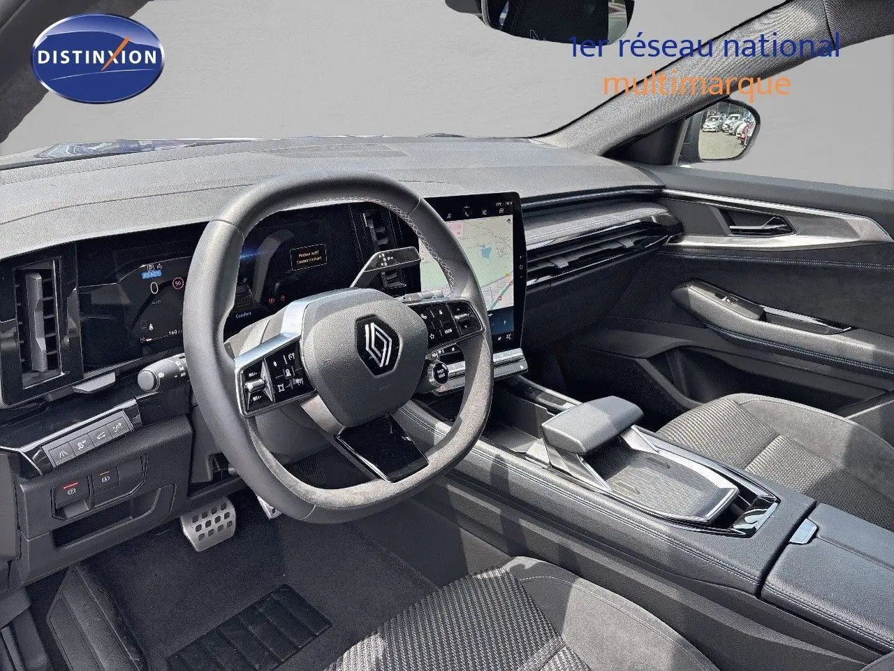 Intérieur avant du Renault Austral E-Tech bleu, volant multifonction, écran tactile vertical et sièges en tissu noir.