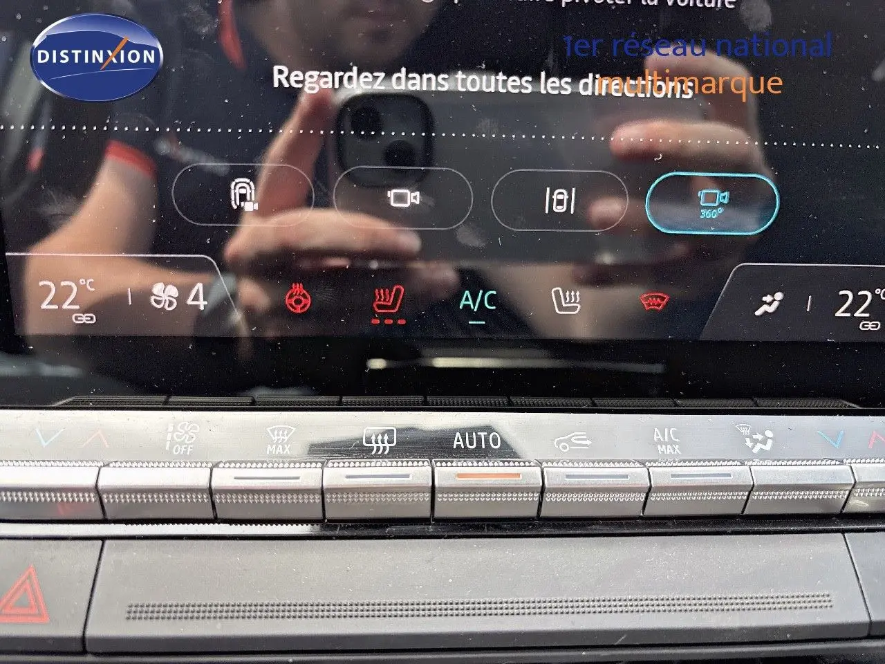 Gros plan sur l'écran tactile et les commandes de climatisation du Renault Austral E-Tech hybride 2022, avec affichage digital clair.