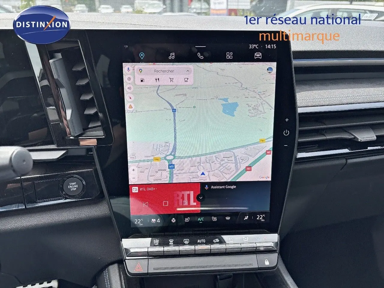 Vue rapprochée de la console centrale du Renault Austral 2022 avec écran tactile affichant une carte GPS et commandes climatisation.