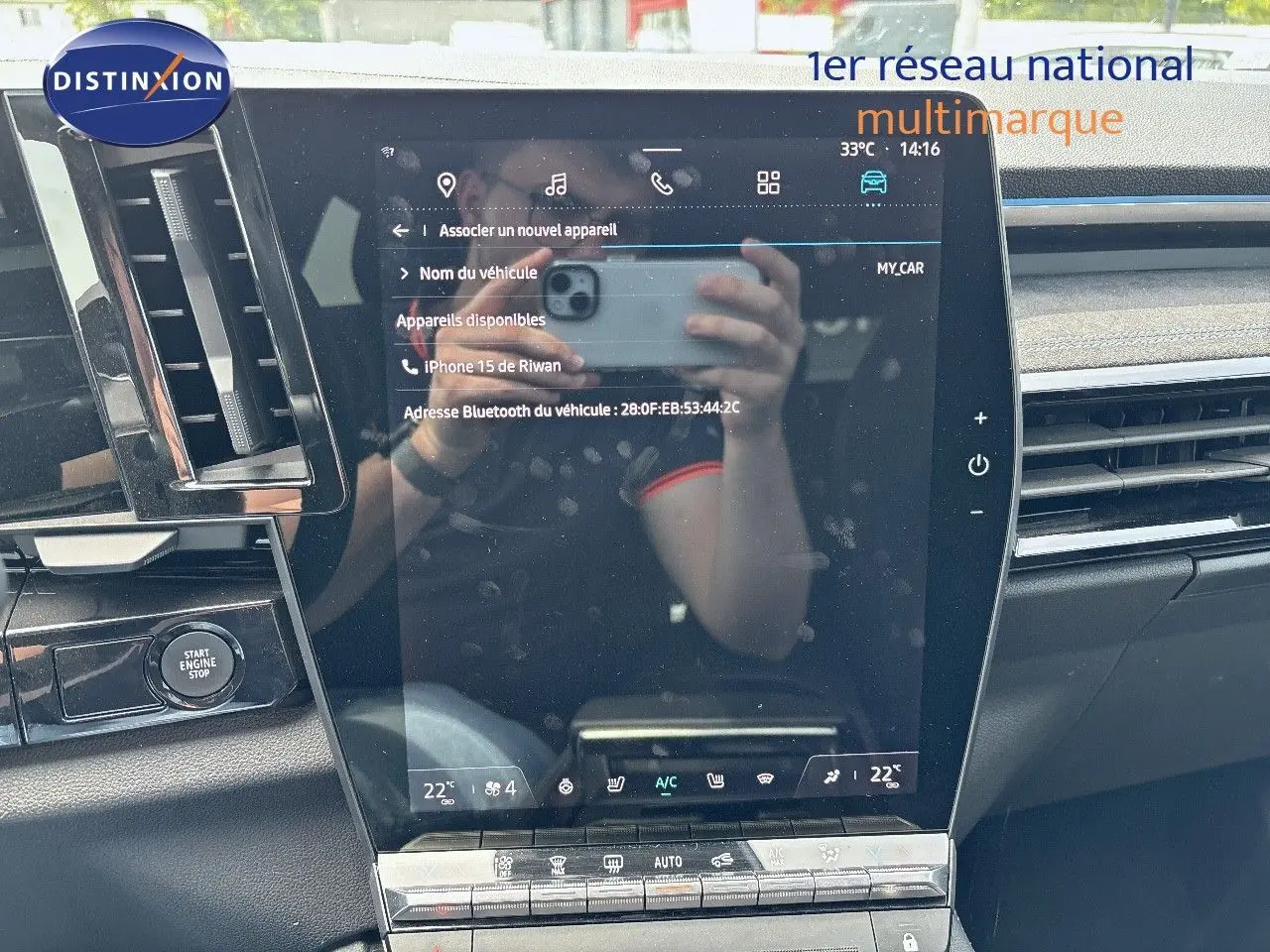 Tableau de bord du Renault Austral E-Tech hybride 2022 avec écran tactile central et commandes climatisation visibles.