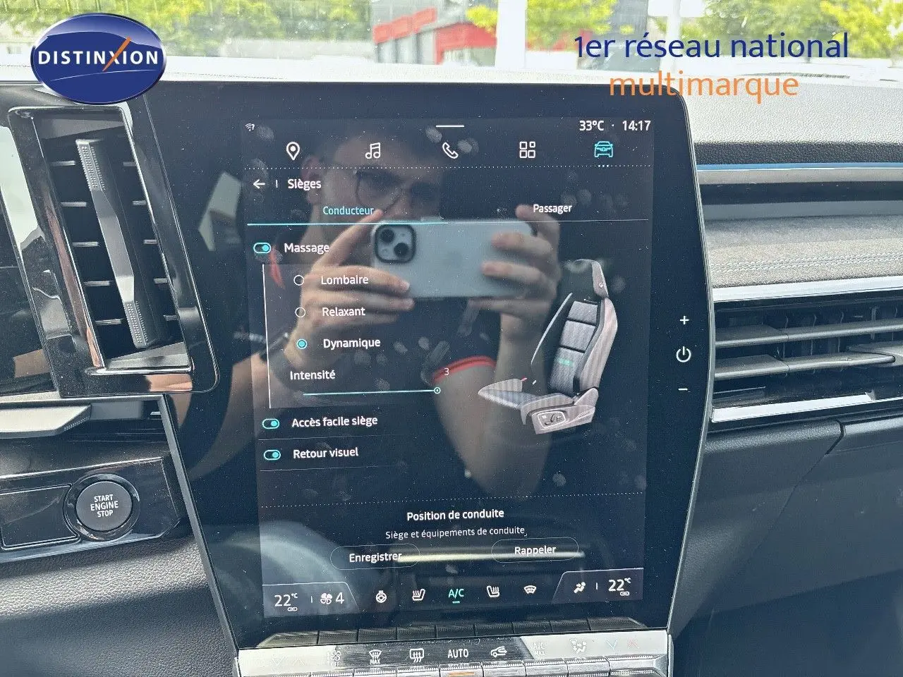 Écran tactile central du tableau de bord du Renault Austral bleu Iron Metal, affichant les réglages de massage siège passager.