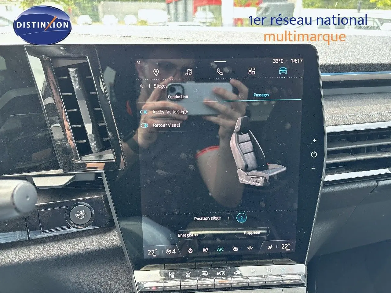 Gros plan sur l'écran tactile central du Renault Austral E-Tech bleu, affichant les réglages des sièges avec tableau de bord noir.